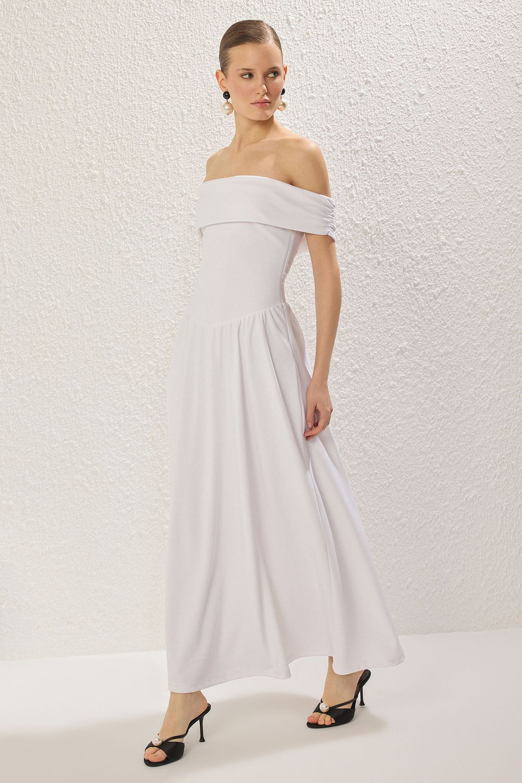 TRENDYOLMILLA Siyah A-Kesim Carmen Yaka Orme Midi S?k Elbise TPRSS25EL00150