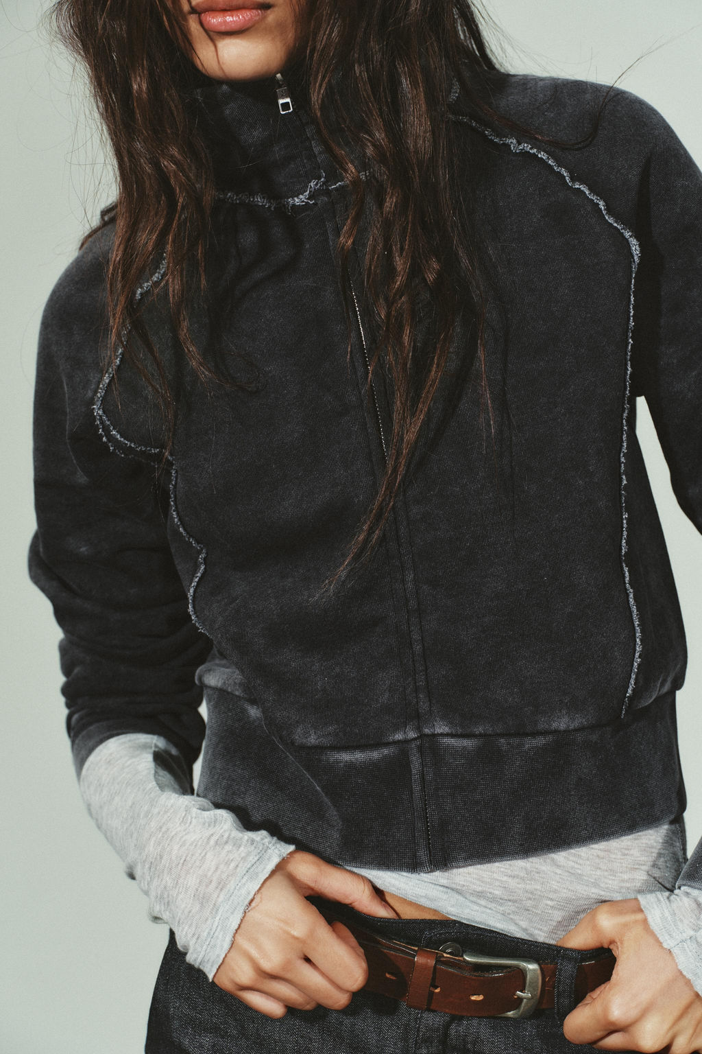 SHORT SWEATSHIRT WITH SEAMS - Zara фото 3