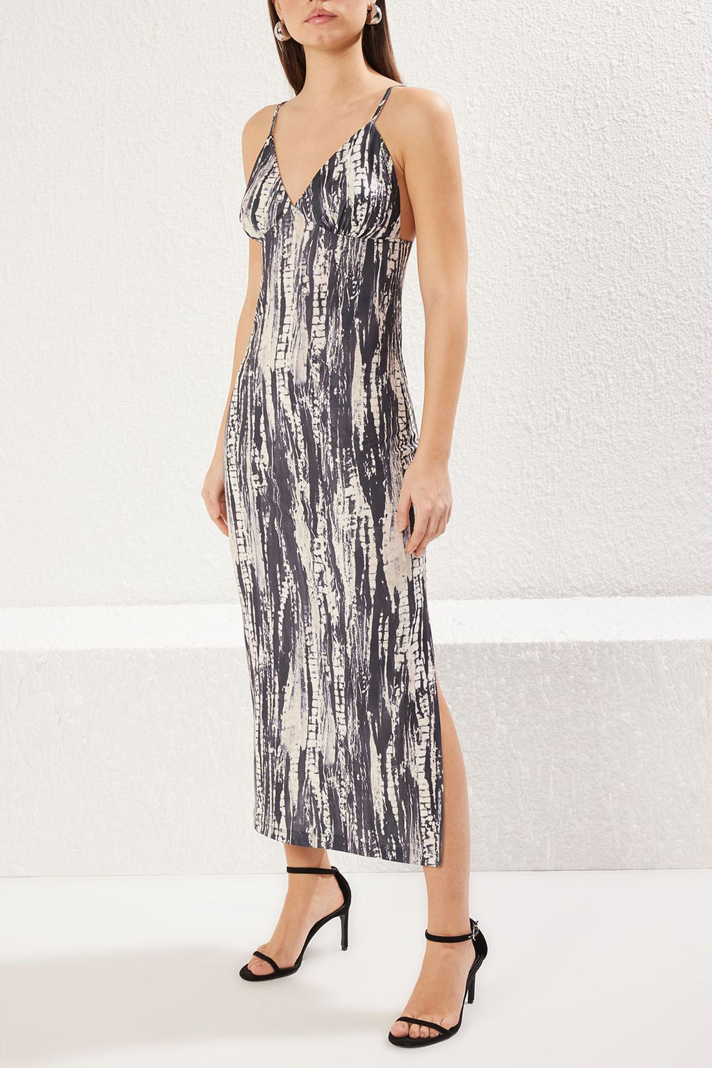 Siyah Bask?l? Ask?l? V Yaka Bodycone/Vucuda Oturan Esnek Maxi Orme Elbise TWOSS25EL00095 - Trendyolmilla фото 4