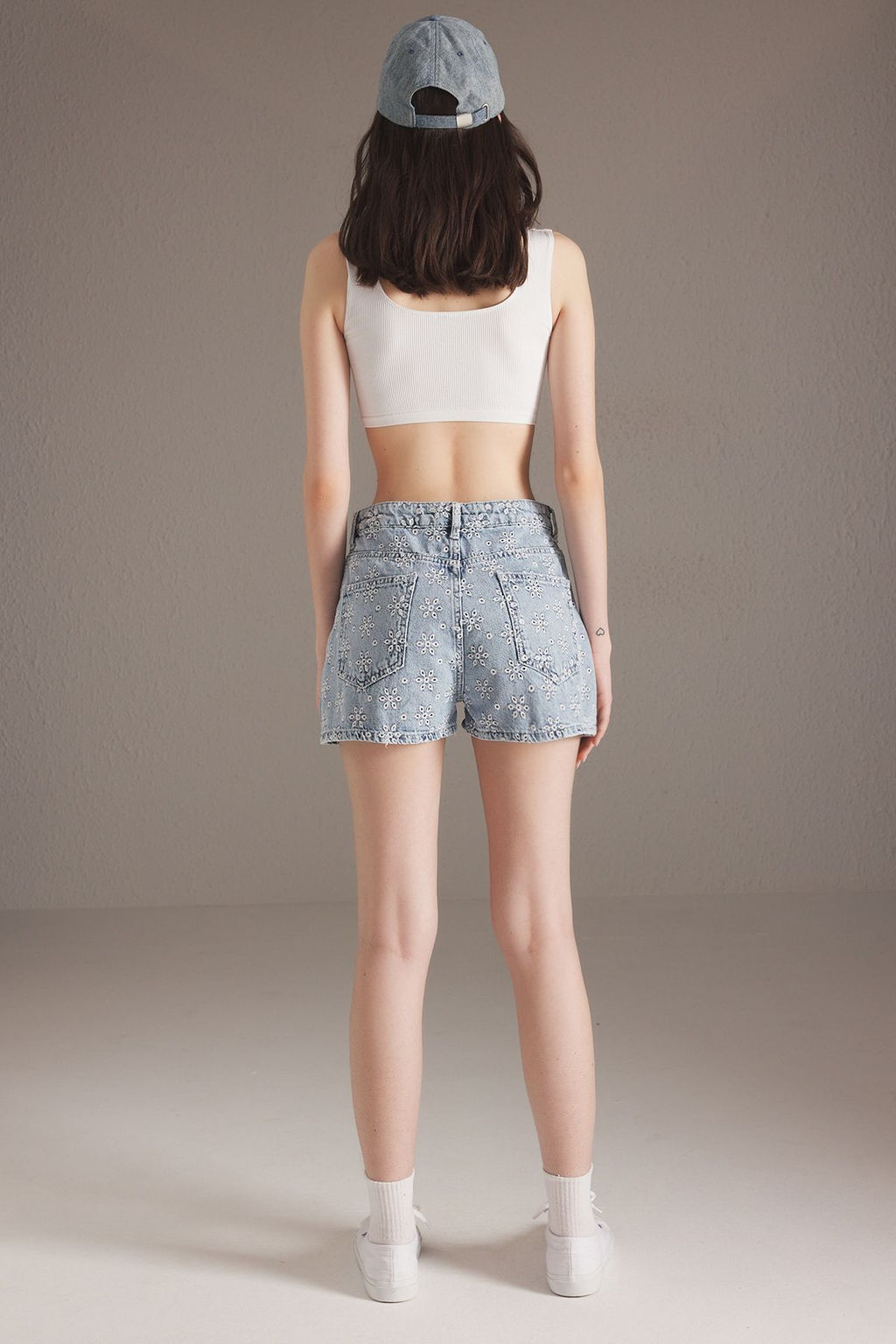TRENDYOLMILLA Mavi Cicek Nak?sl? Yuksek Bel Denim Sort TWOSS25SR00059  фото 5