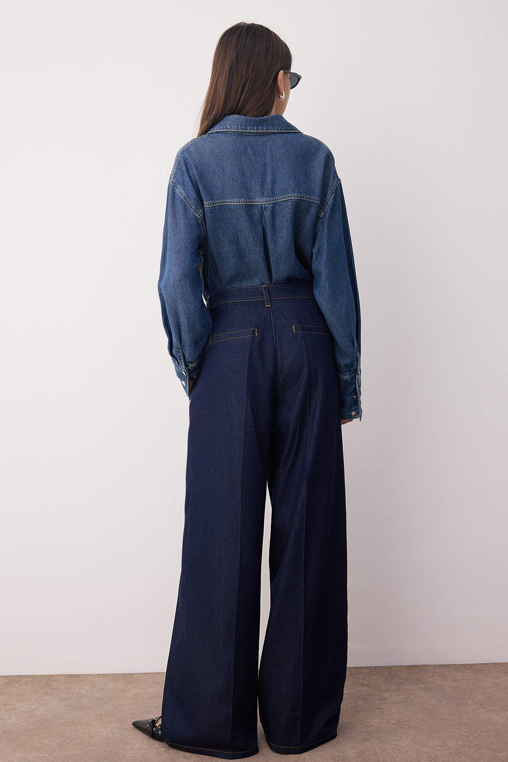 Koyu Mavi Pileli Normal Bel Wide Leg Jeans TWOAW26JE00008 - Trendyolmilla фото 4