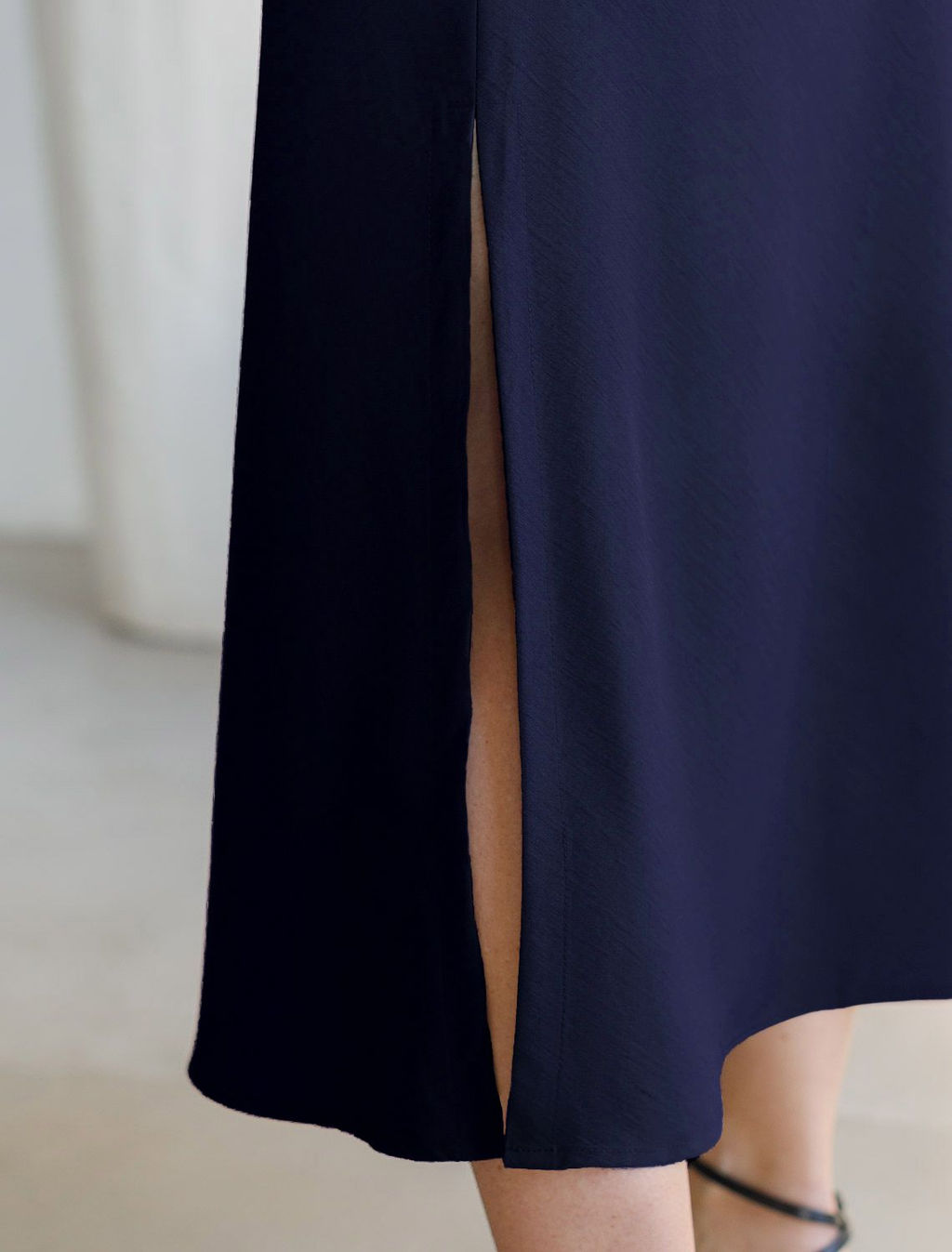 Юбка миди с разрезом скроенная по косой из плотного лиоцелла - Vilatte фото 2