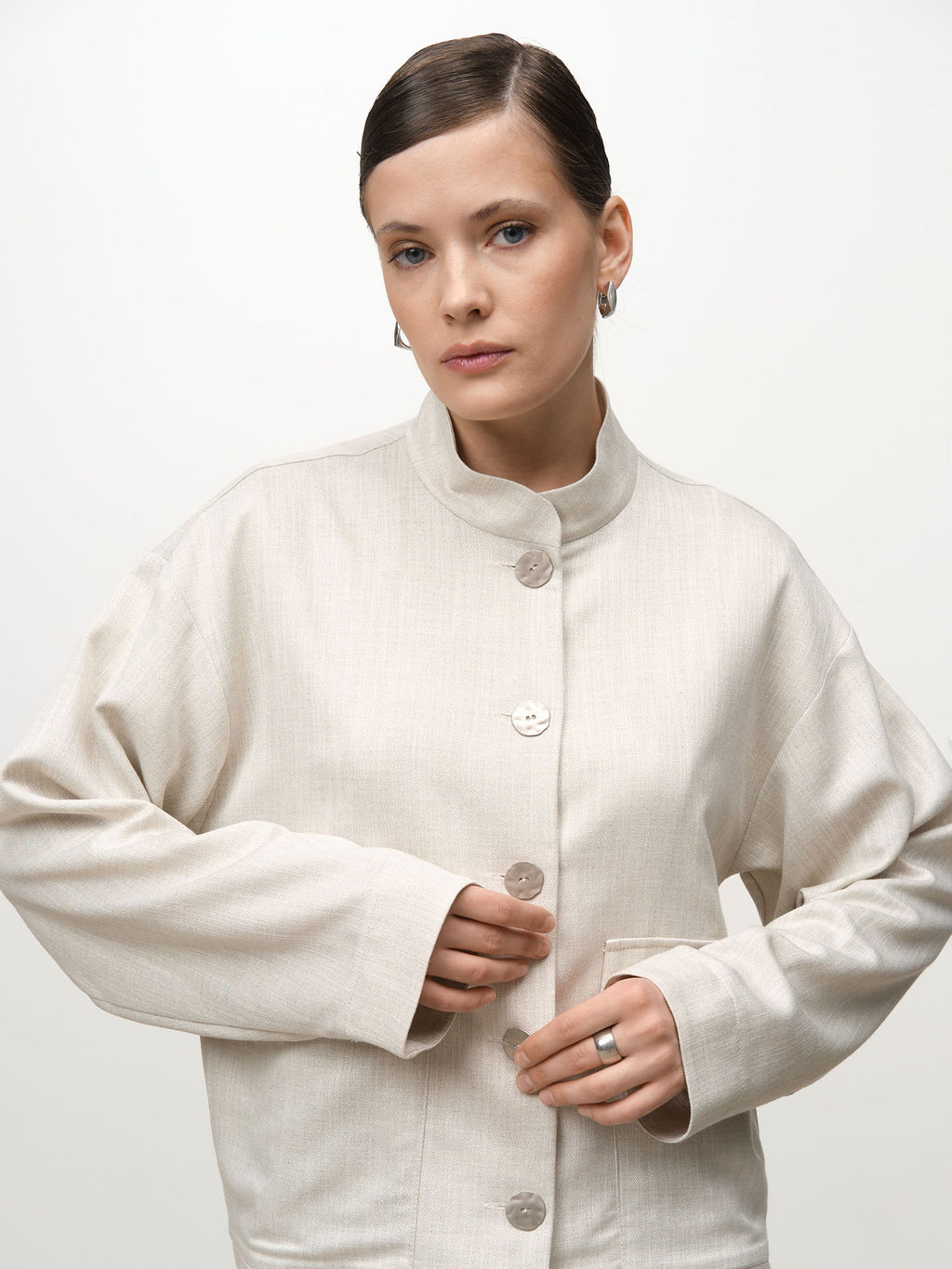 Бомбер из вискозы 420225 бежевый