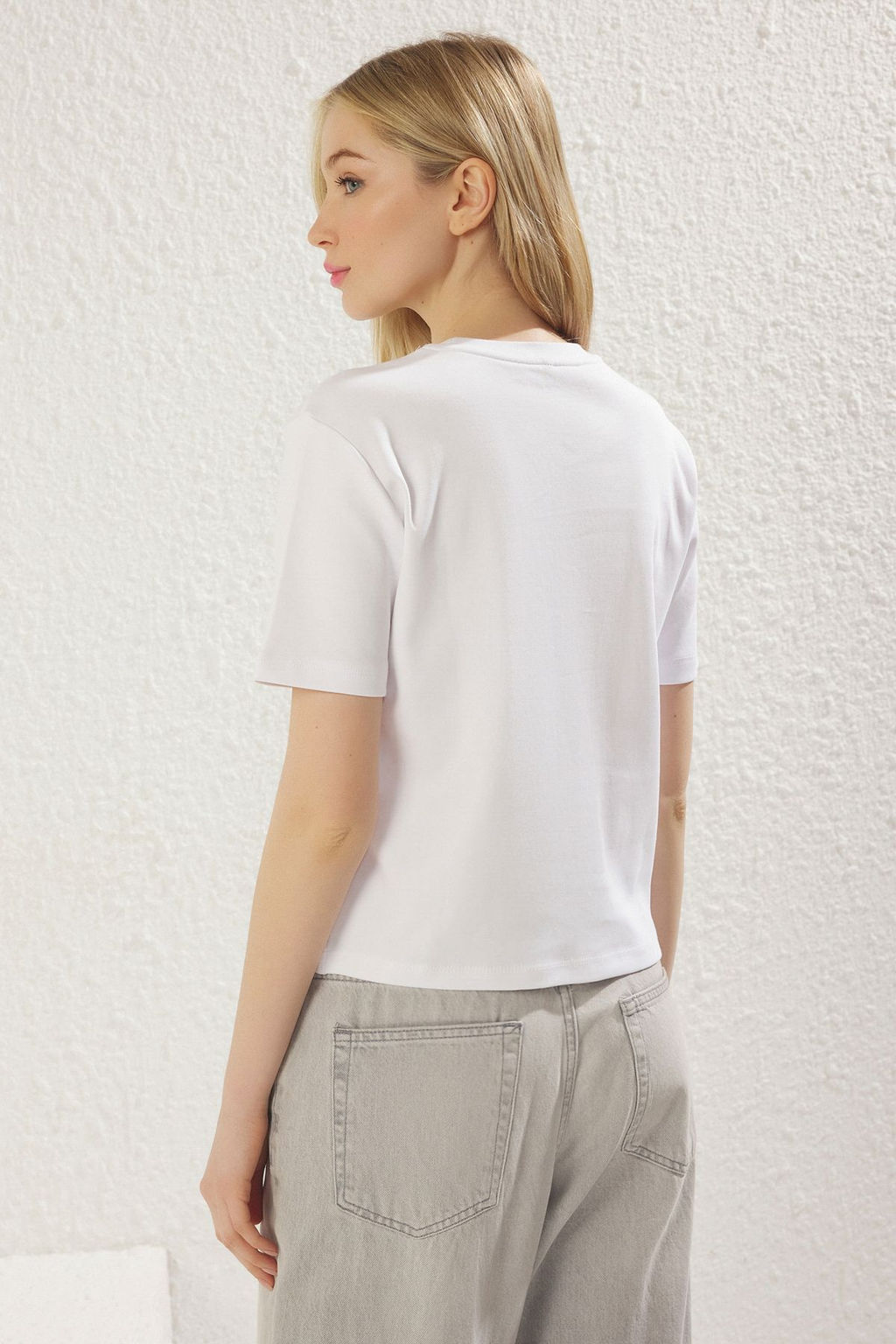 TRENDYOLMILLA Ekru Tok Kumasl? Bisiklet Yaka K?sa Kol Regular/Normal Kesim Orme T-Shirt TWOSS25TS00002  фото 10