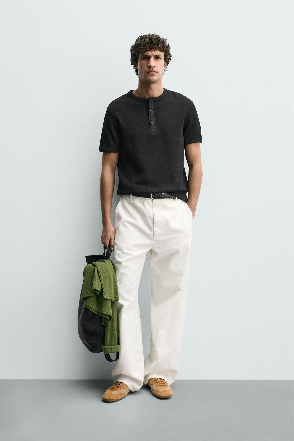 CAMISETA ESTRUCTURA CUELLO PANADERO / Negro