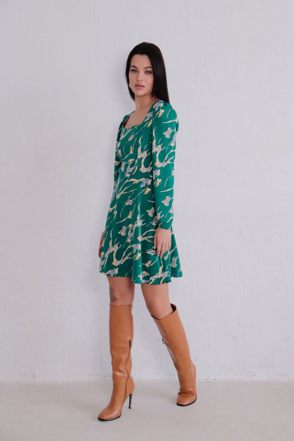 Платье с вырезом каре зелёное с принтом - Martichelli фото 12