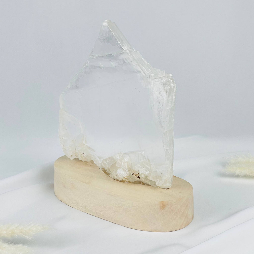 Срез Селенита на подставке - Радуга самоцветов фото 2