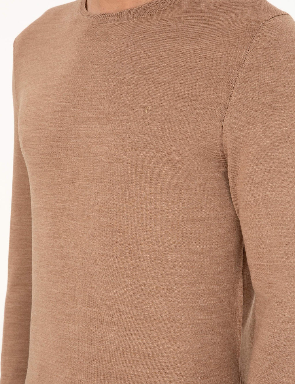 Базовый трикотажный свитер светло-коричневого цвета из смесовой шерсти с круглым вырезом и круглым вырезом - Cacharel фото 7