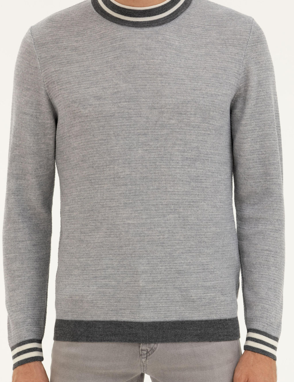 Светло-серый приталенный трикотажный свитер с круглым вырезом - Cacharel фото 6