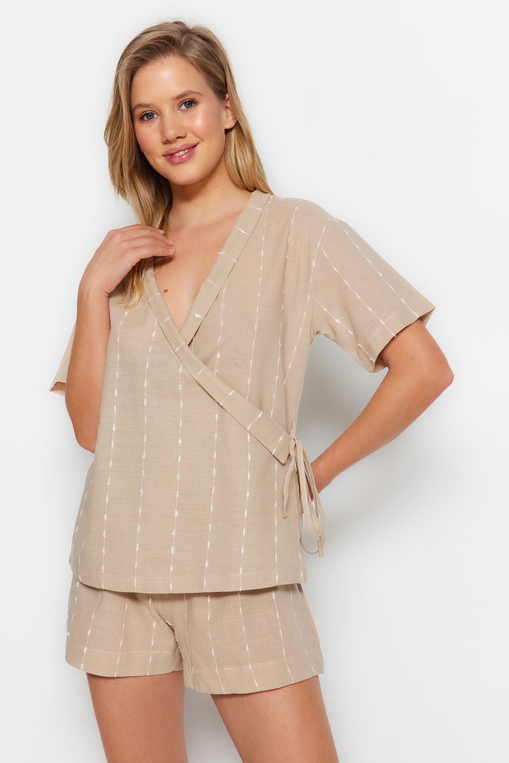 Trendyolmilla Bej %100 Pamuklu Cizgili Genis Kal?p Sortlu Dokuma Pijama Tak?m? THMSS23PT00229