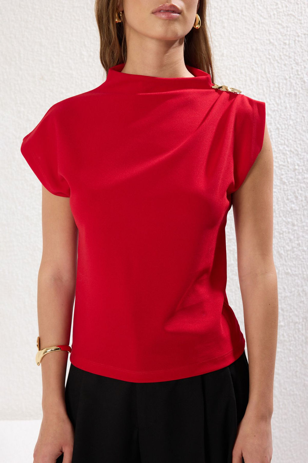 K?rm?z? Fitted/Vucuda Oturan Aksesuar Detayl? Drapeli Esnek Orme Bluz TWOSS25BZ00044