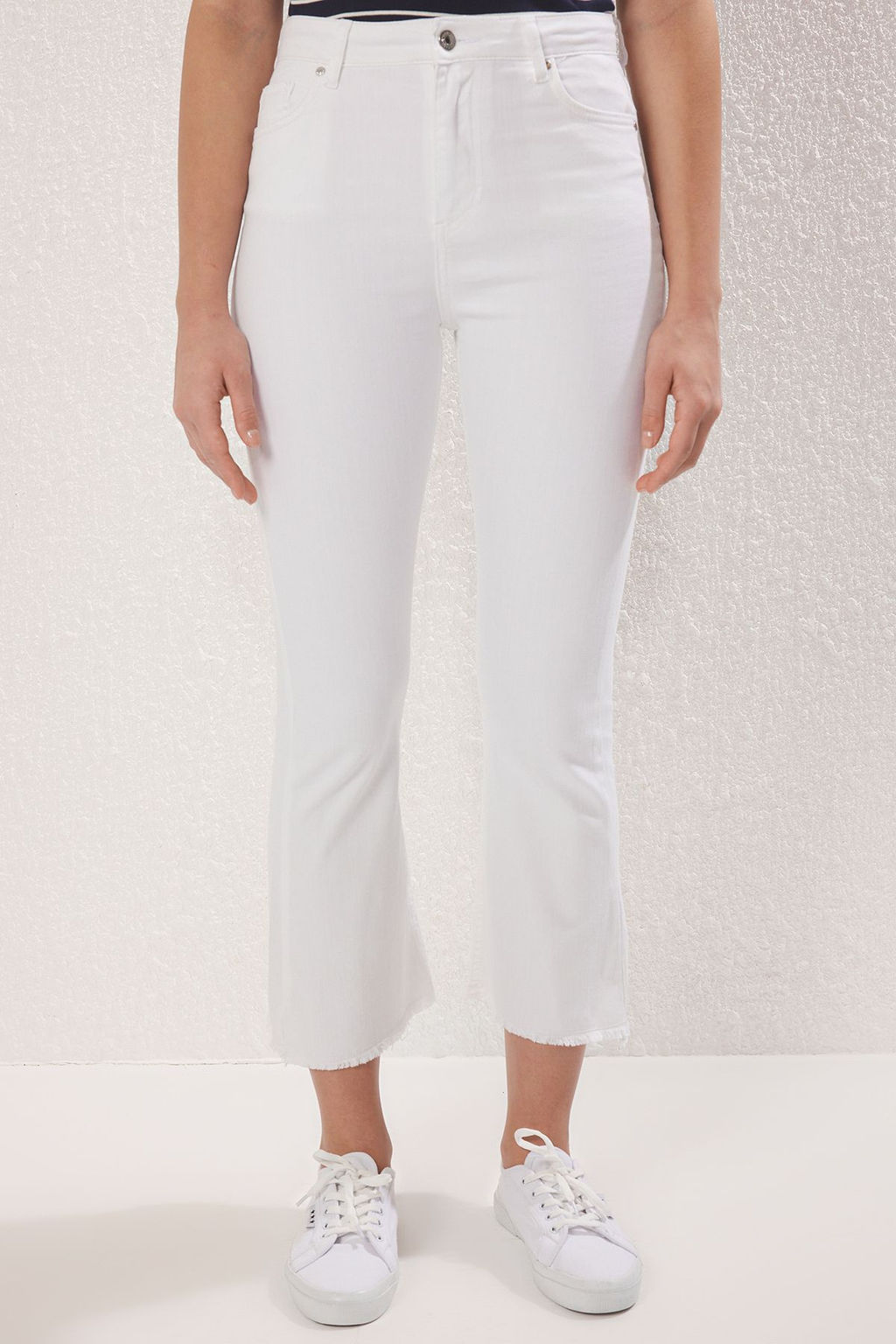 Beyaz Pacas? Kesikli Yuksek Bel Crop Flare Jeans TWOSS25JE00266 - Trendyolmilla фото 3