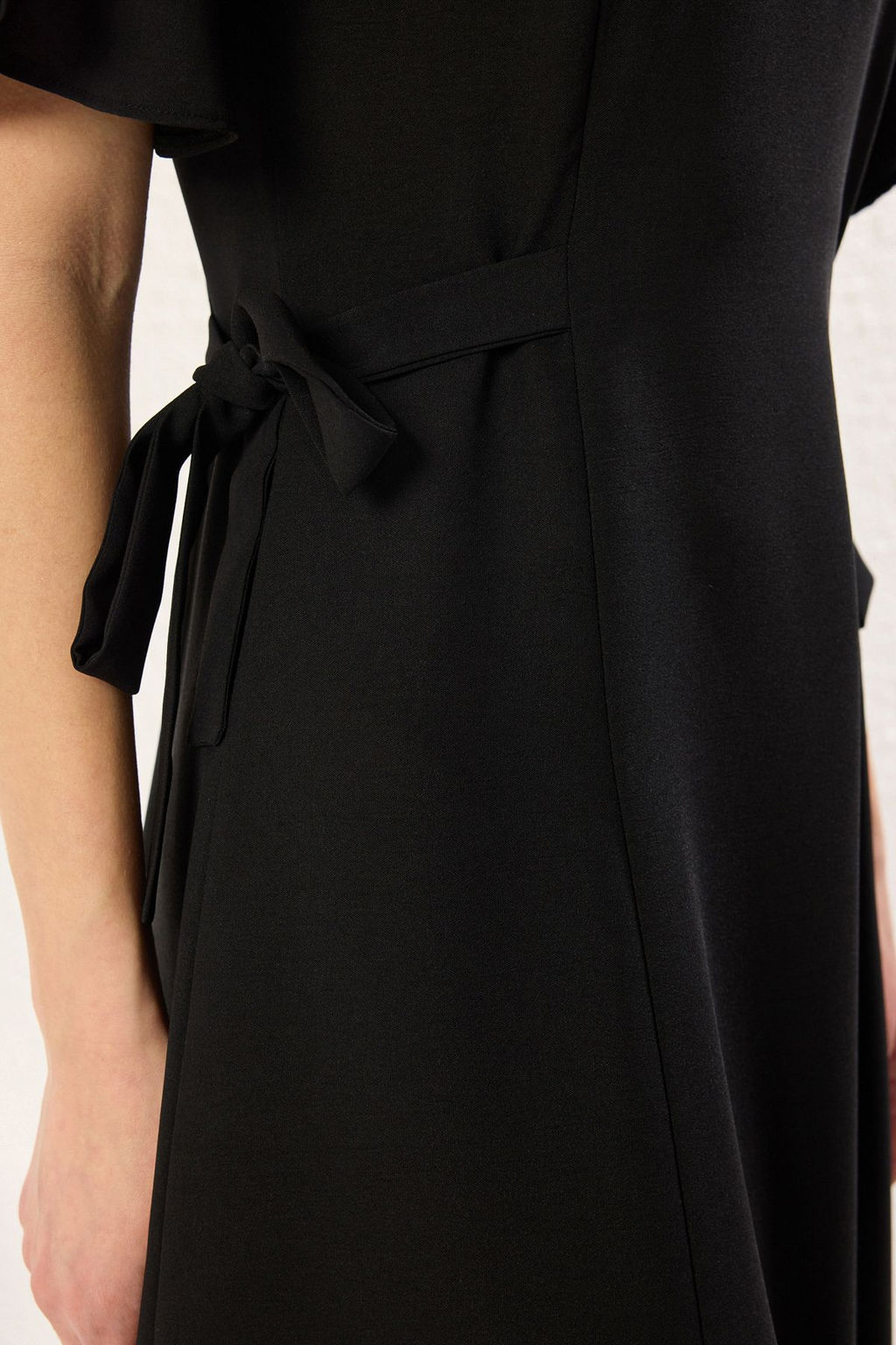 Siyah A Kesim Etegi Yandan Baglama Detayl? Midi Dokuma Krep Elbise TWOSS25EL00249 - Trendyolmilla фото 4