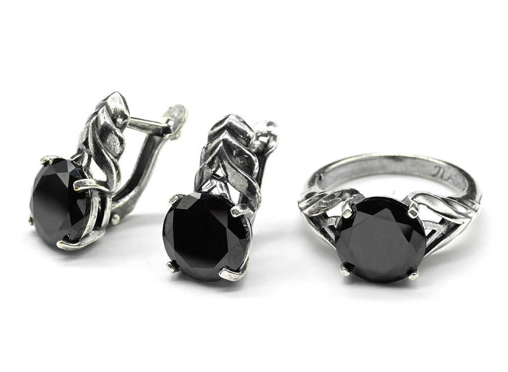 Кольцо серьги с цирконом искусственным цв.черный размер 17