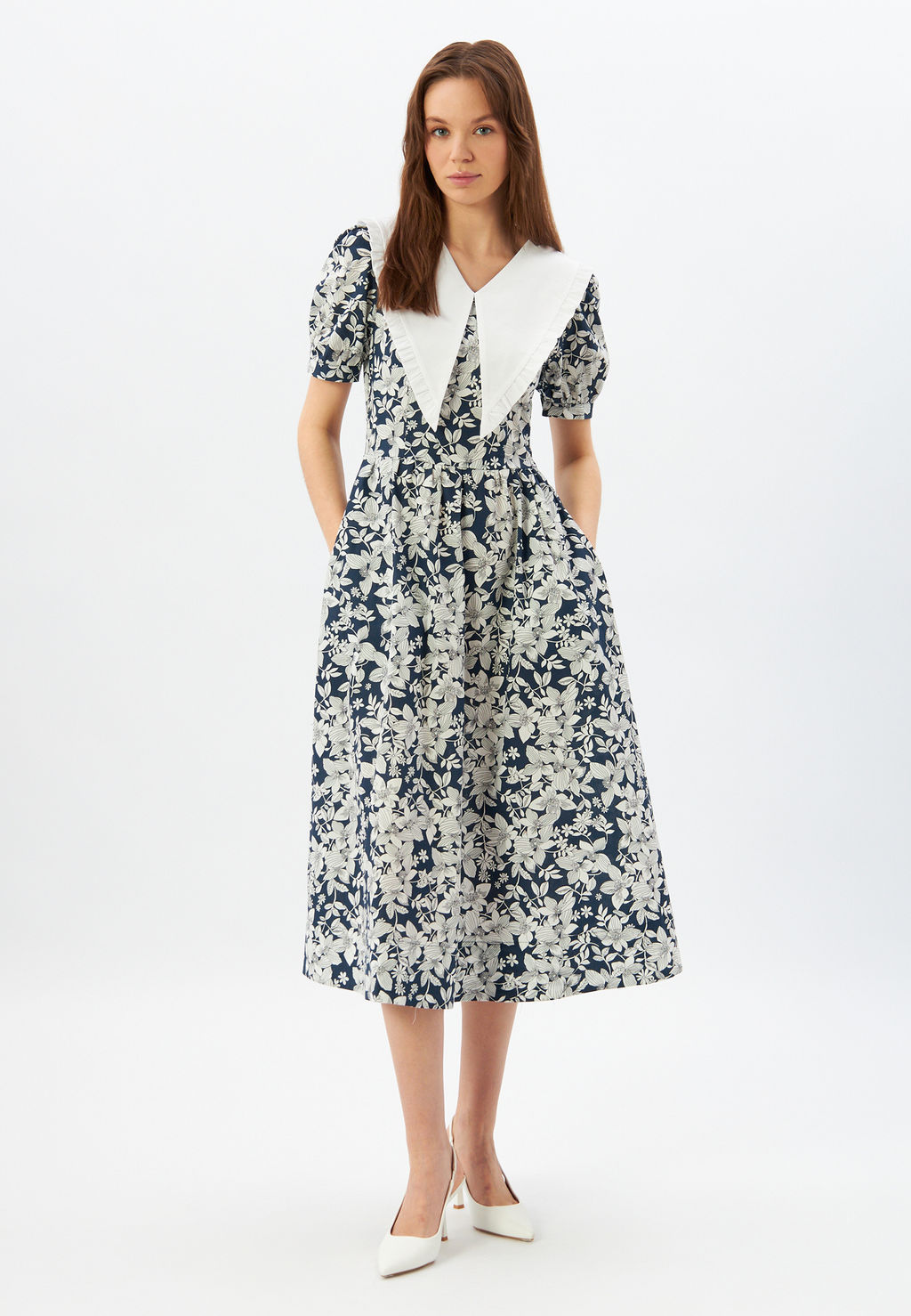 Платье из хлопка с большим контрастным воротником OD-935-4 крупные белые цветы на синем