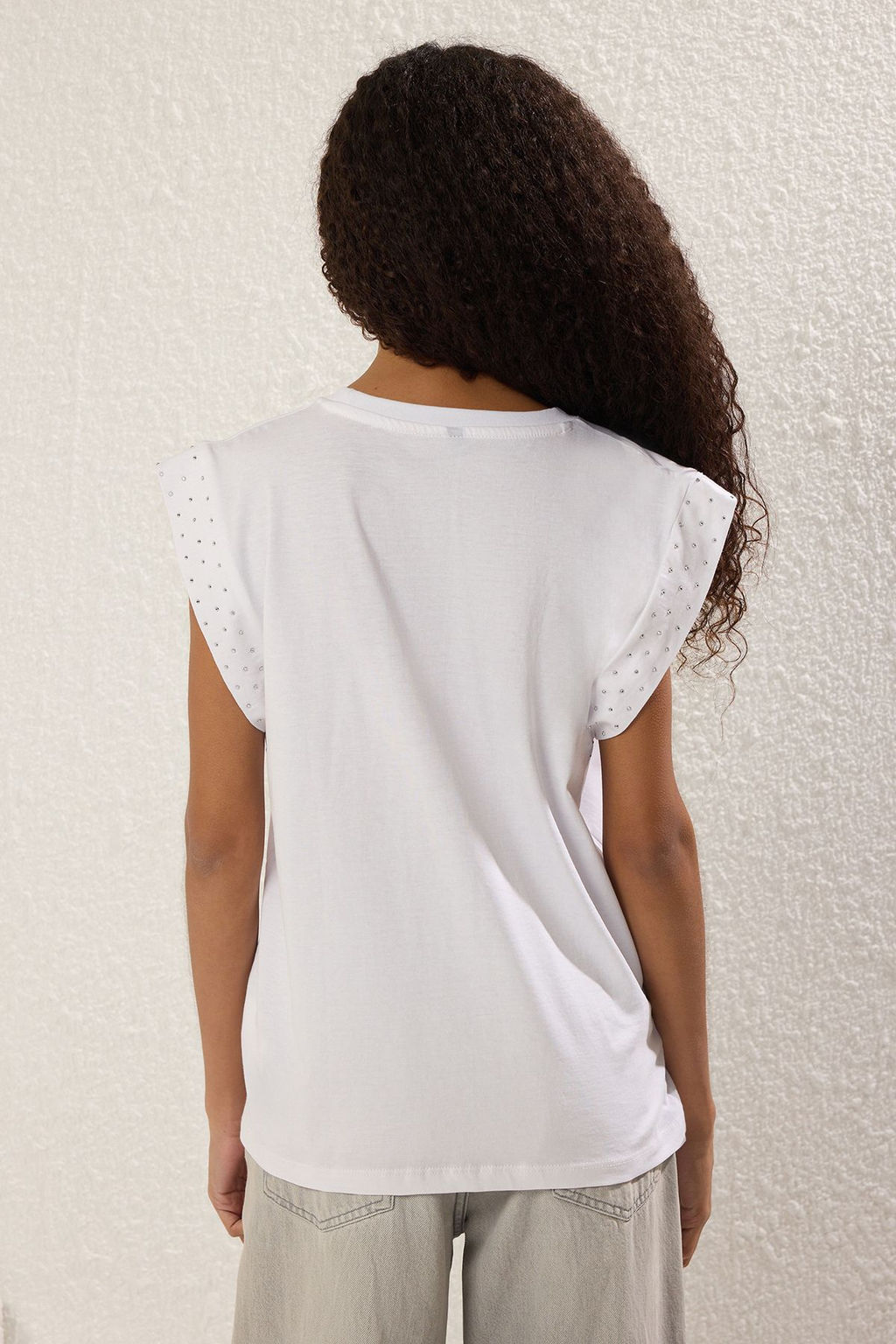 Beyaz %100 Pamuk Tas Detayl? Vatka Gorunumlu Relaxed Bisiklet Yaka Orme T-Shirt TWOSS23TS00016