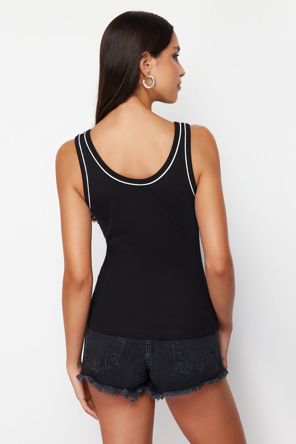 TRENDYOLMILLA Siyah Kontrast Biye Detayl? Havuz Yaka Vuuda Oturan Fitilli Esnek Orme Atlet TWOSS24AL00044 фото 6