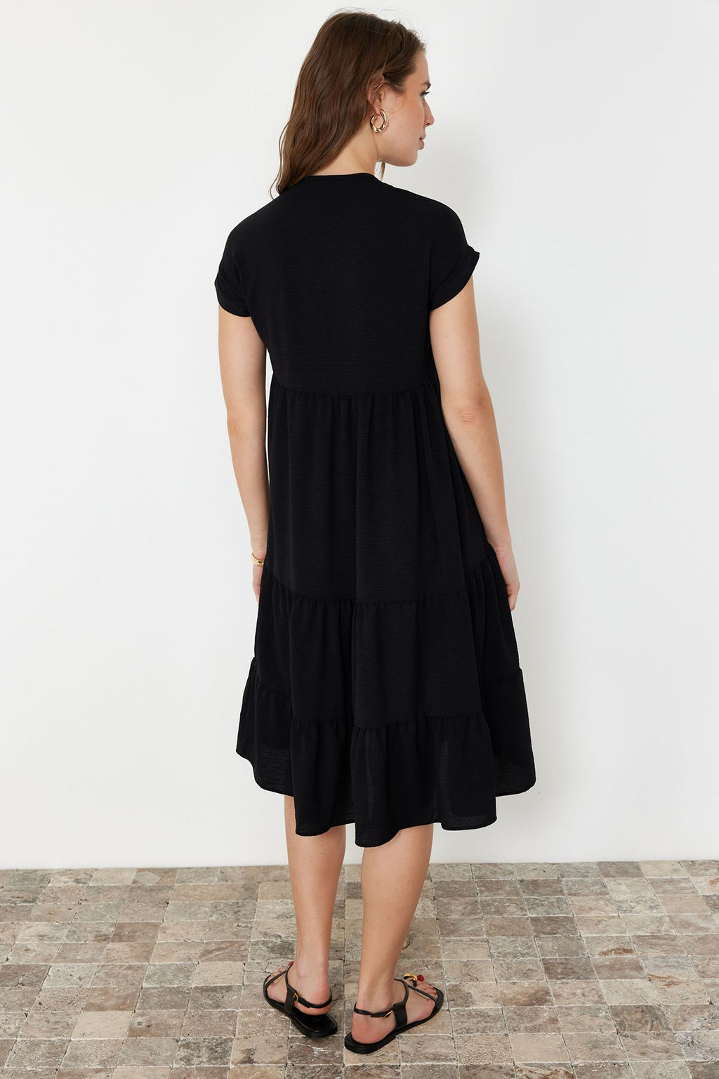 Siyah Duz Genis Kesim V Yaka Etegi Volanl? Aerobin Dokuma Elbise TWOSS24EL01031