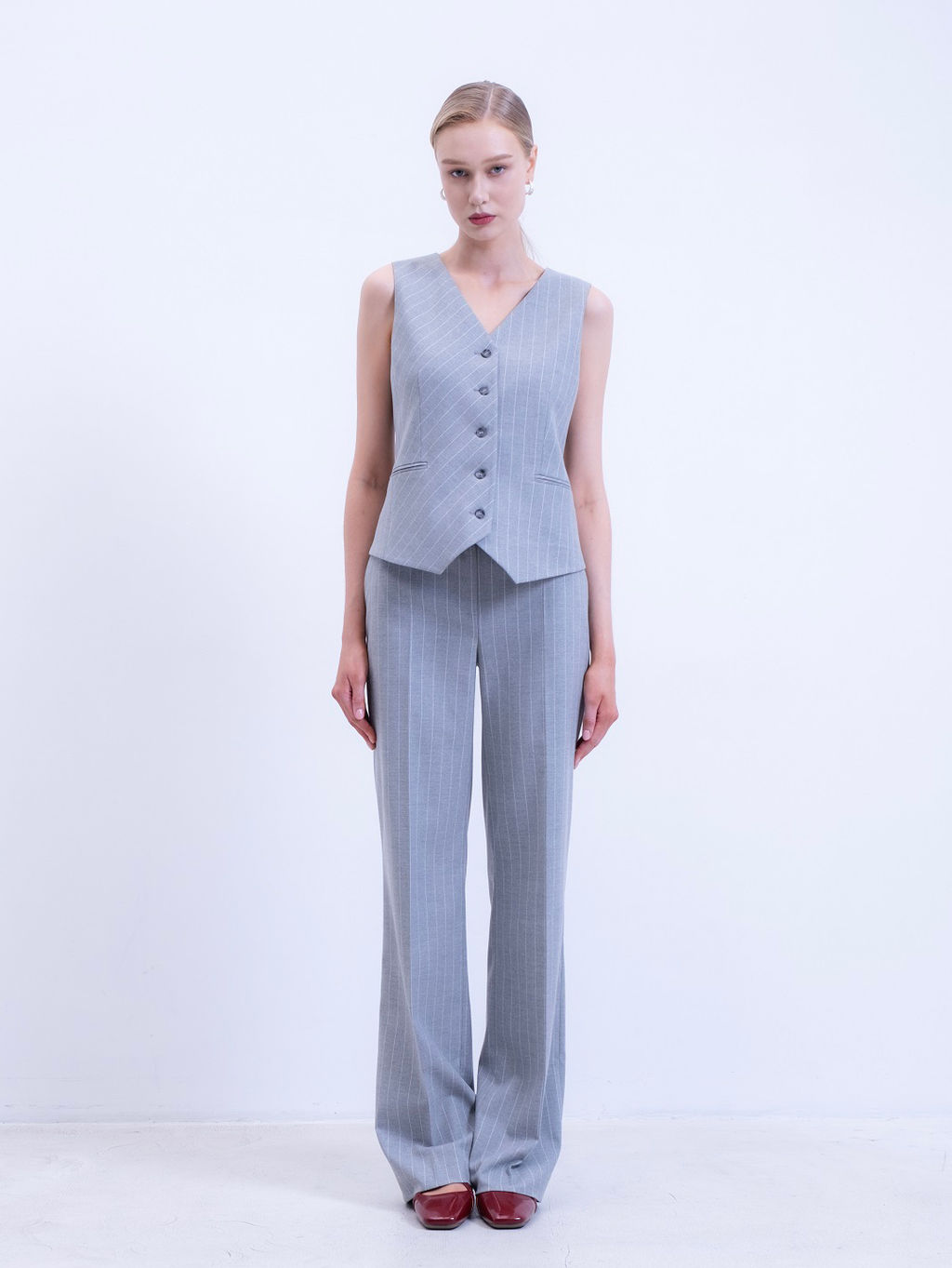 Серые брюки в тонкую полоску