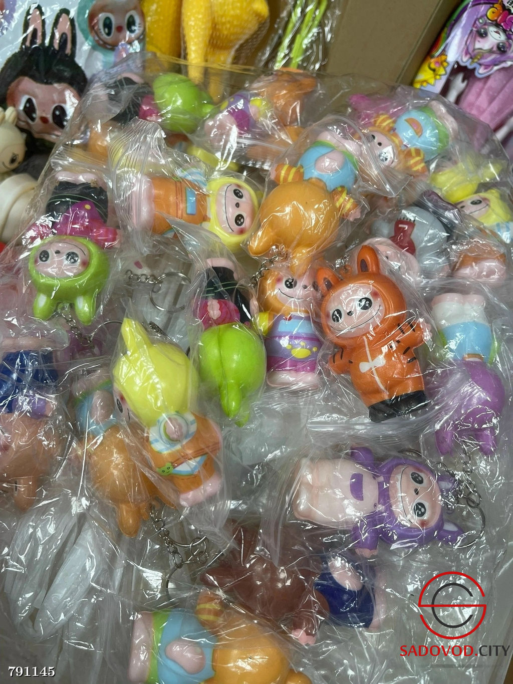 Игрушки лабубу разноцветные