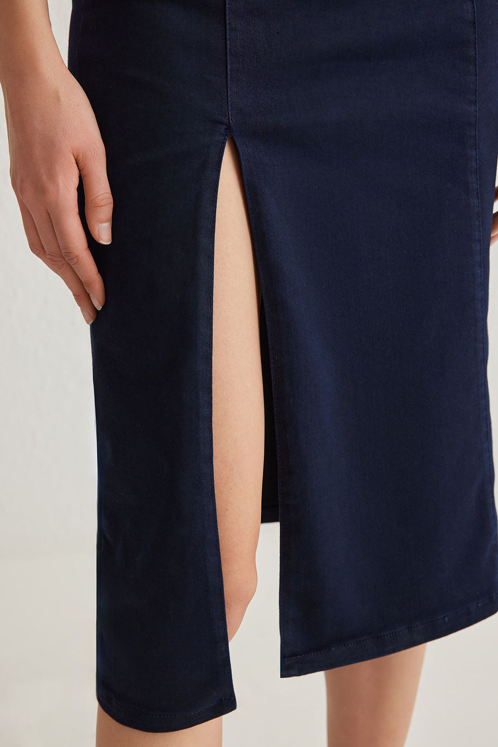 TRENDYOLMILLA Koyu Mavi Y?rtmacl? Midi Denim Elbise TWOSS25EL00155