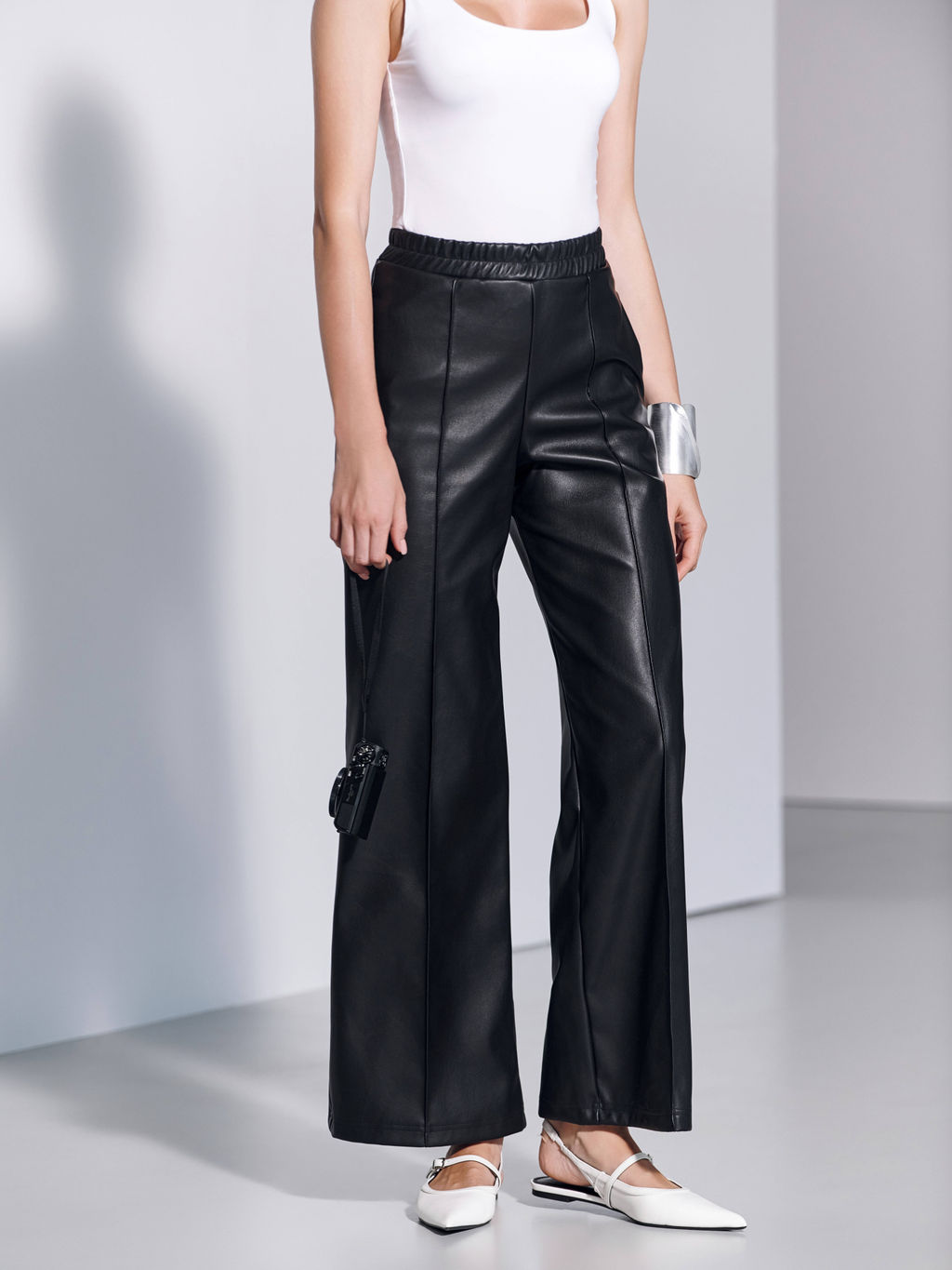 CONTE Свободные прямые брюки из экокожи с карманами LBK 2967 black - Conte elegant фото 2