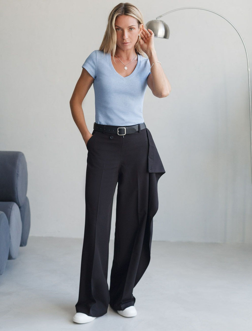 Футболка из плотного трикотажа в рубчик с V-образным вырезом