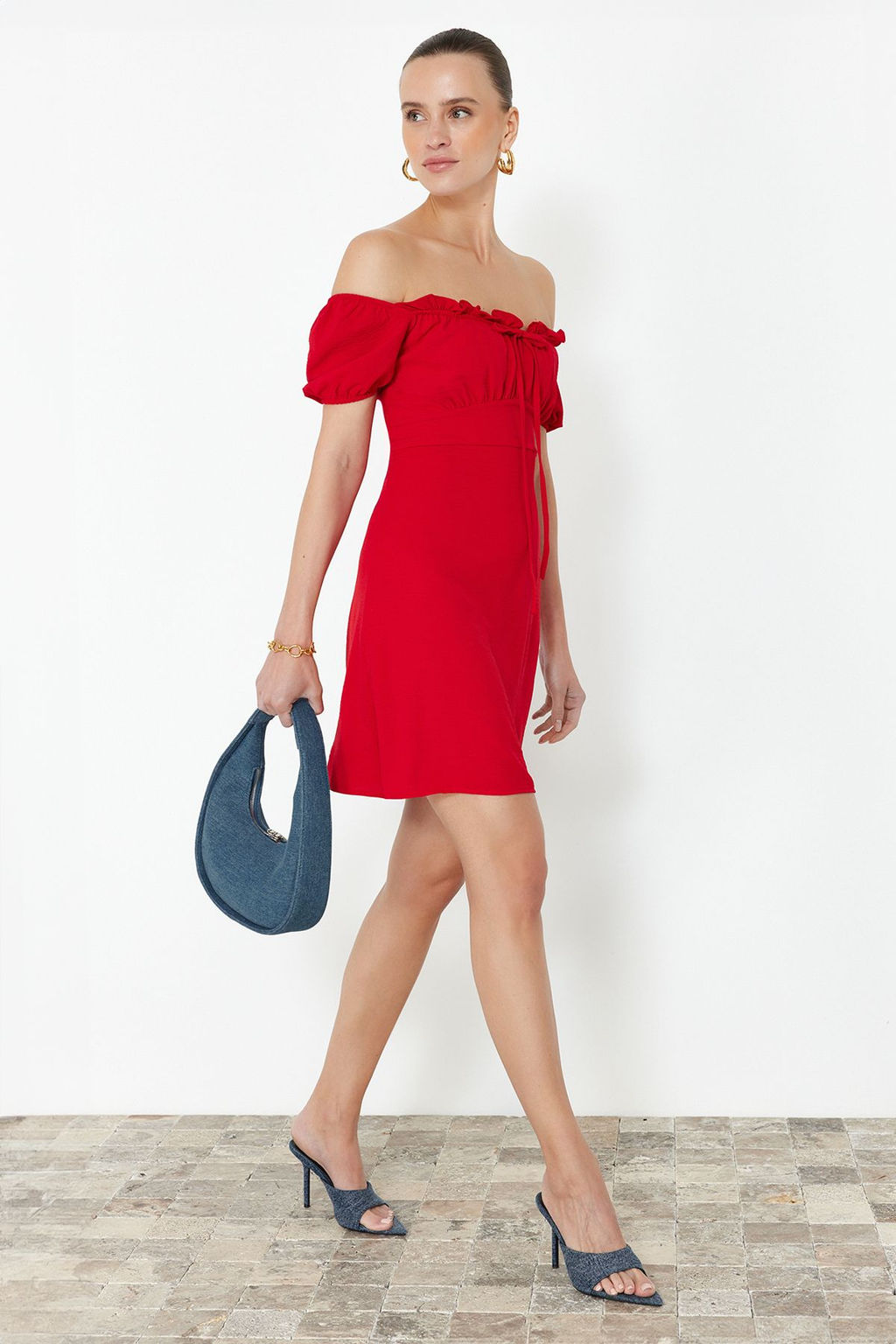 TRENDYOLMILLA Beyaz Duz Bodycone Krep Mini Dokuma Elbise TWOSS24EL00874 фото 15