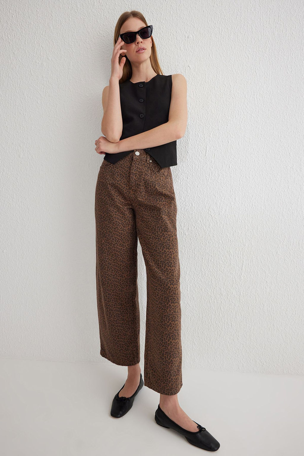 TRENDYOLMILLA Cok Renkli Leopar Desenli Kahverengi Normal Bel Skater Jeans TWOSS25JE00038