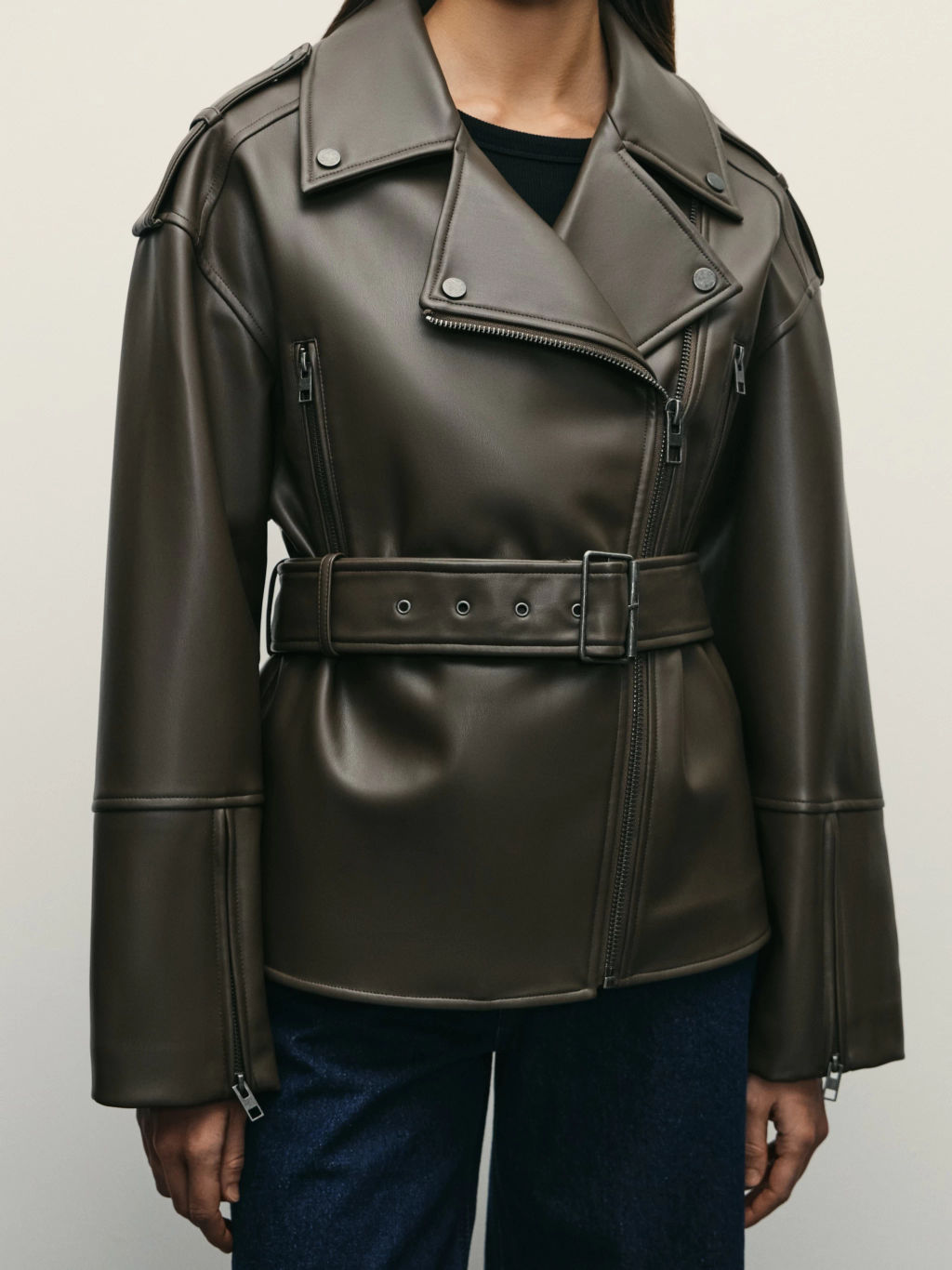 Куртка из искусственной кожи с ремнём / Zarina фото 10