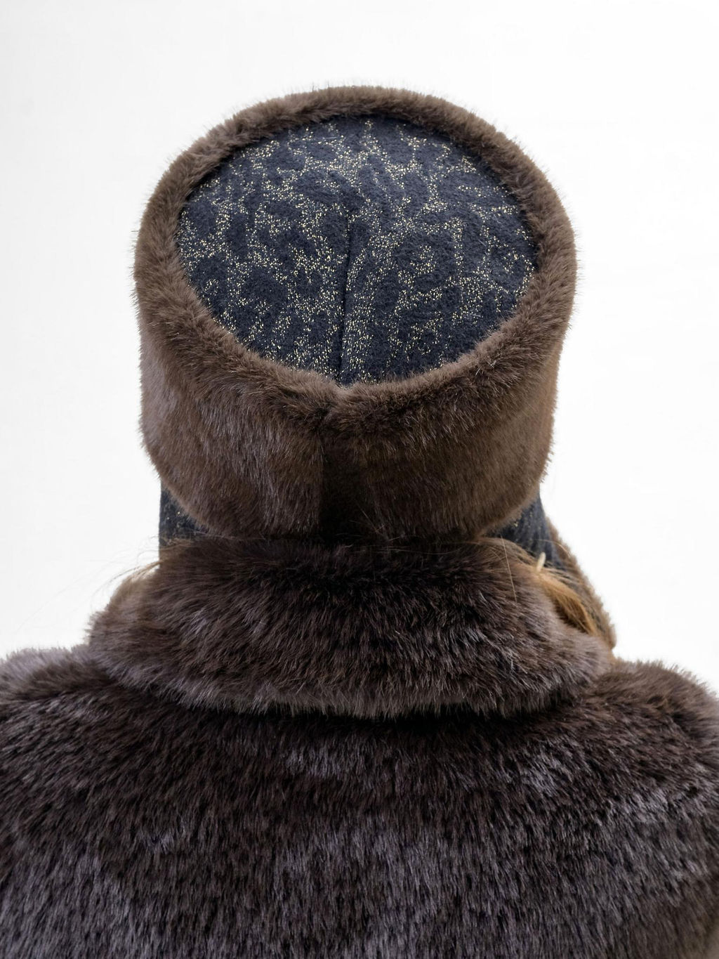 Т26-21 Таблетка кубанка черное золото с мехом "норка"