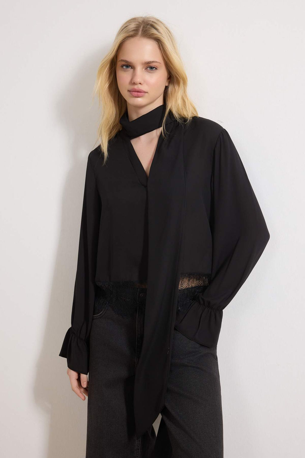 Siyah Fular ve Dantel Detayl? S?k Dokuma Bluz TWOSS26BZ00214