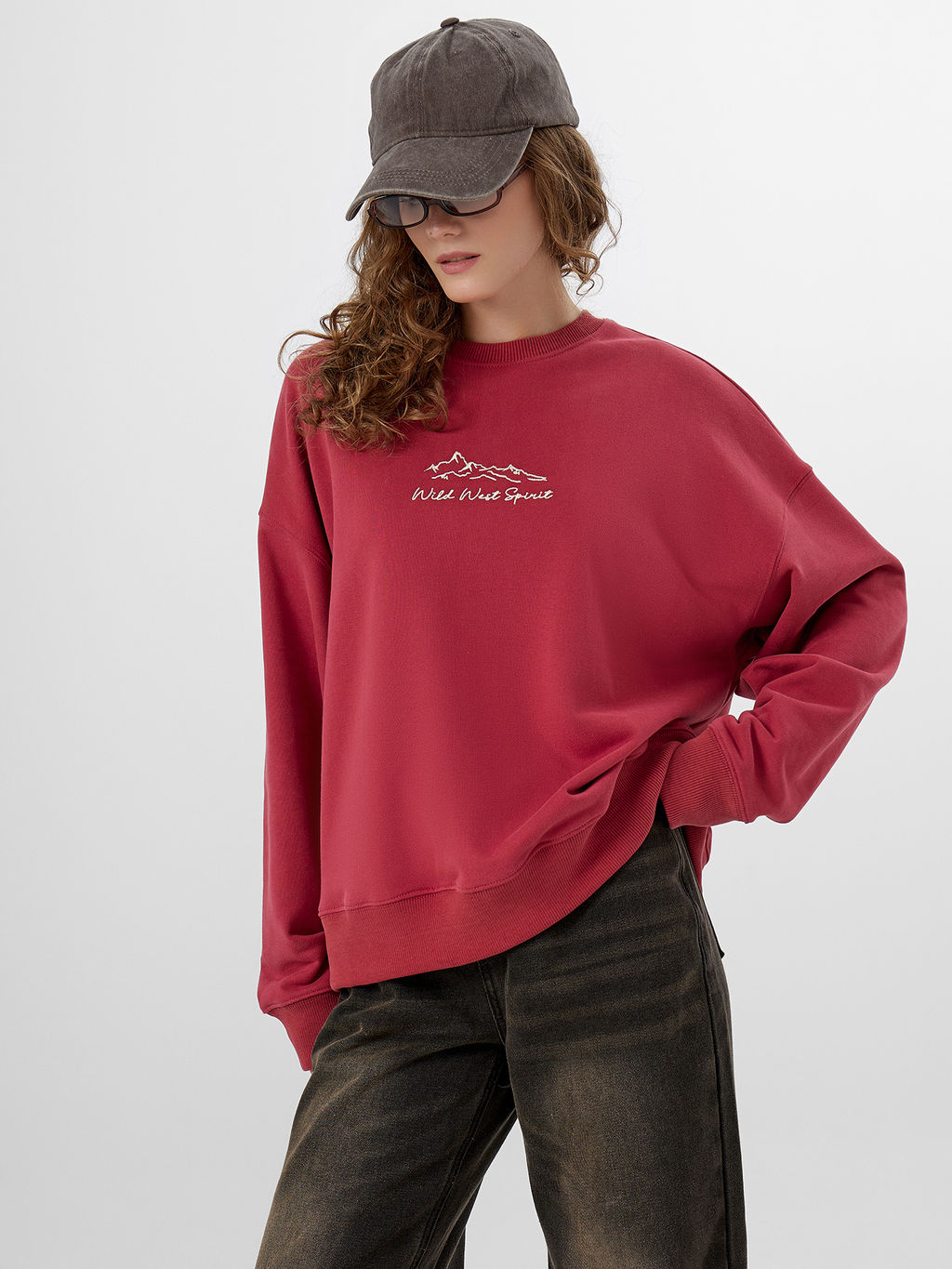 Свитшот женский красный с надписью Wild west spirit - Mark formelle фото 7