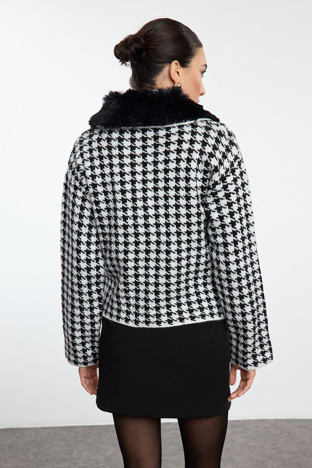 TRENDYOLMILLA Siyah Yumusak Dokulu Kurk Detayl? Mont Gorunumlu Triko H?rka TWOAW25HI00283  фото 6