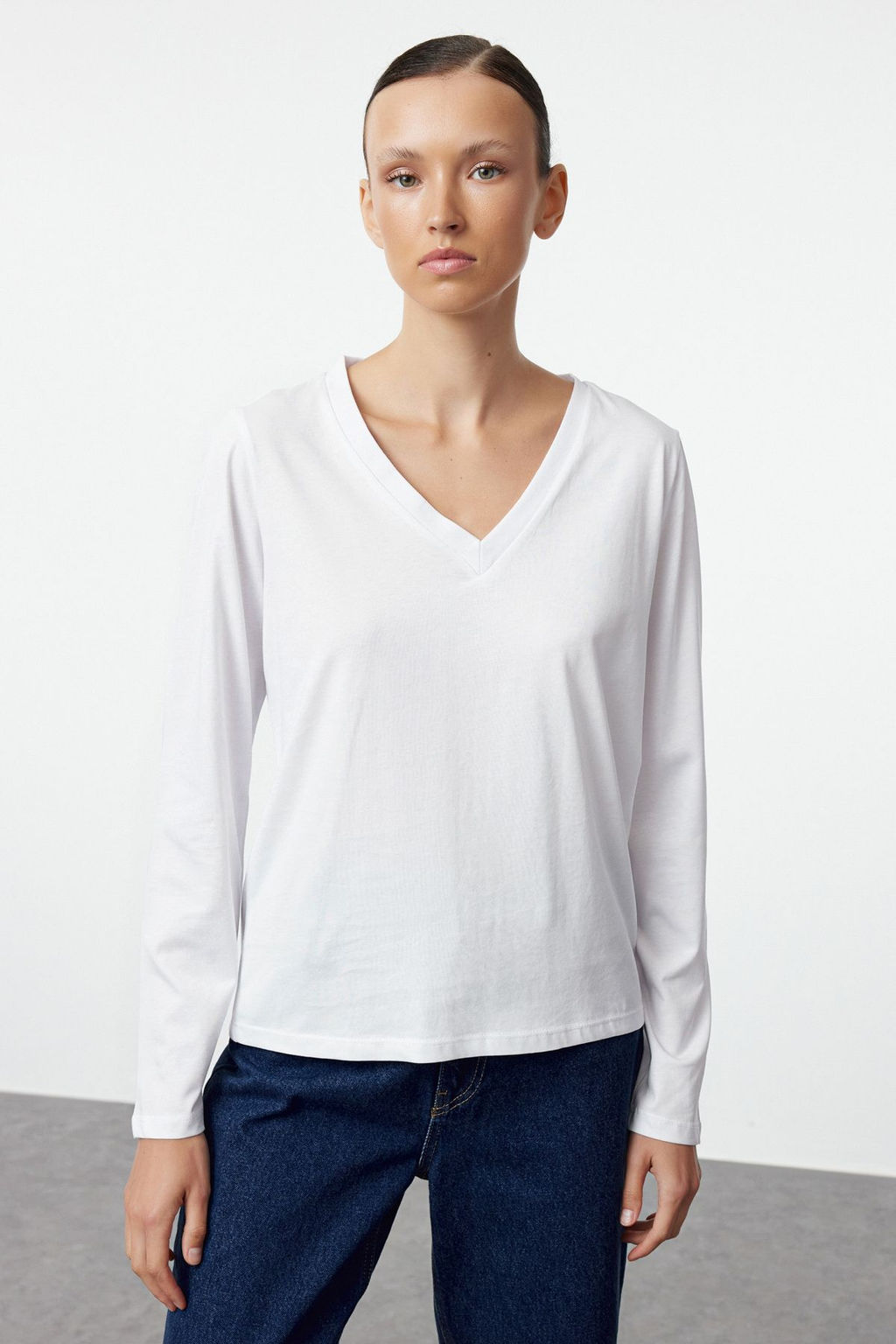 Trendyolmilla Siyah-Beyaz 2li Paket %100 Pamuk V Yaka Regular/Normal Kesim Orme T-Shirt TWOAW25TS00002 фото 4