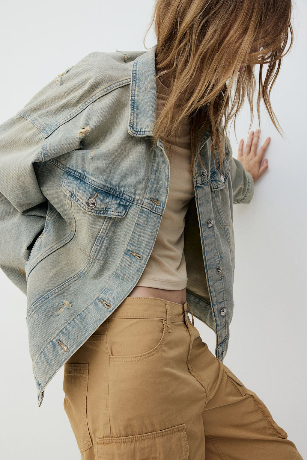 Cazadora denim oversize con efecto desgastado - H&m фото 4