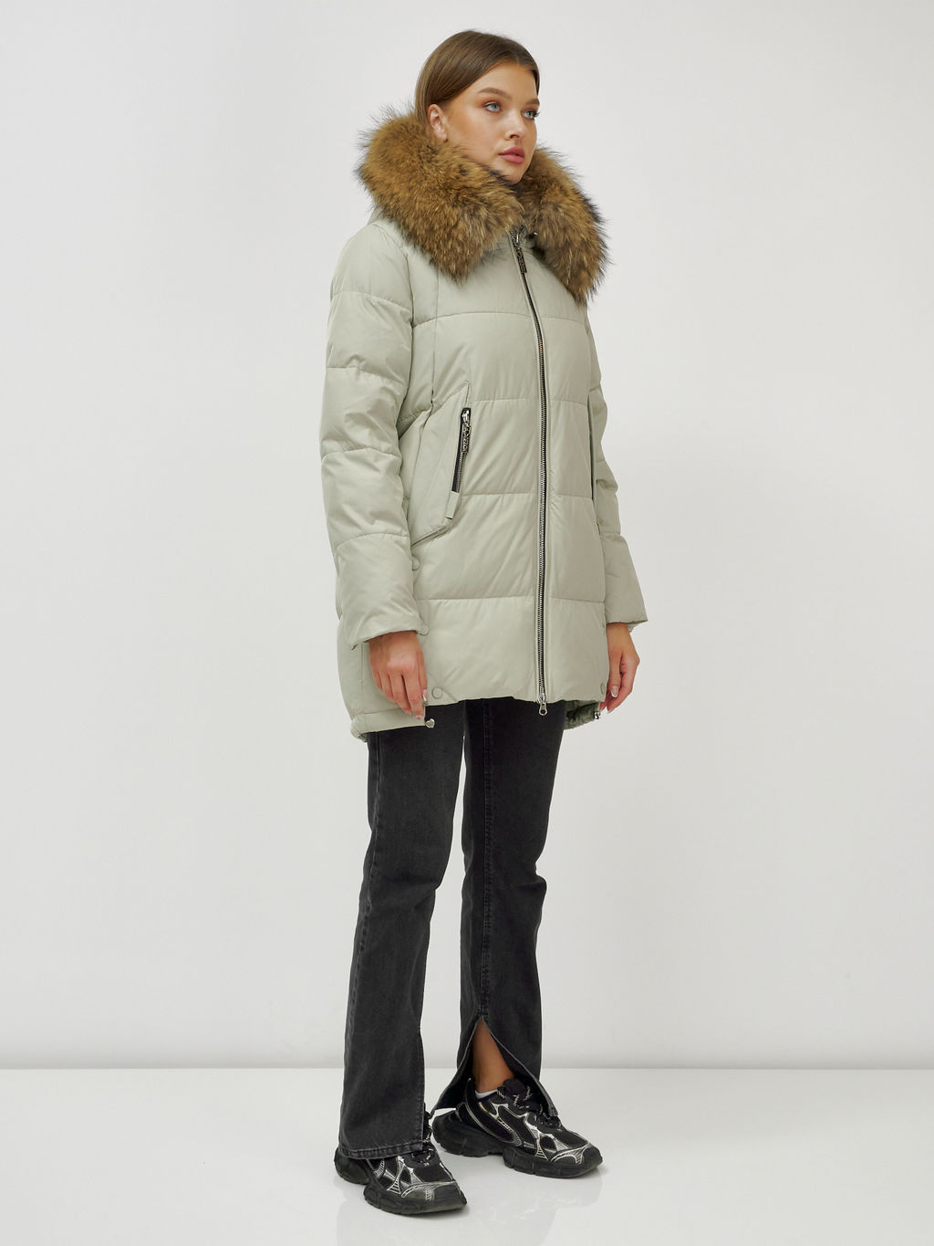 Куртка Бренд Visdeer ПРЕМИУМ КЛАССА зимняя с мехом ЕНОТА светло-зеленого цвета фото 4