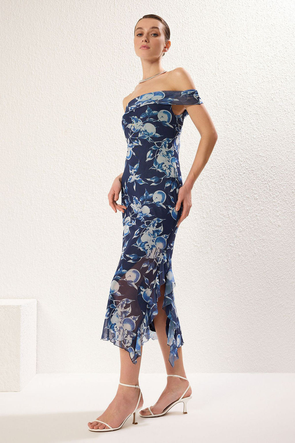 Mavi Tul Astarl? Cicek Bask?l? Carmen Yaka F?rf?rl? Vucuda Oturan Maxi Orme Elbise TWOSS25EL00074 - Trendyolmilla фото 3