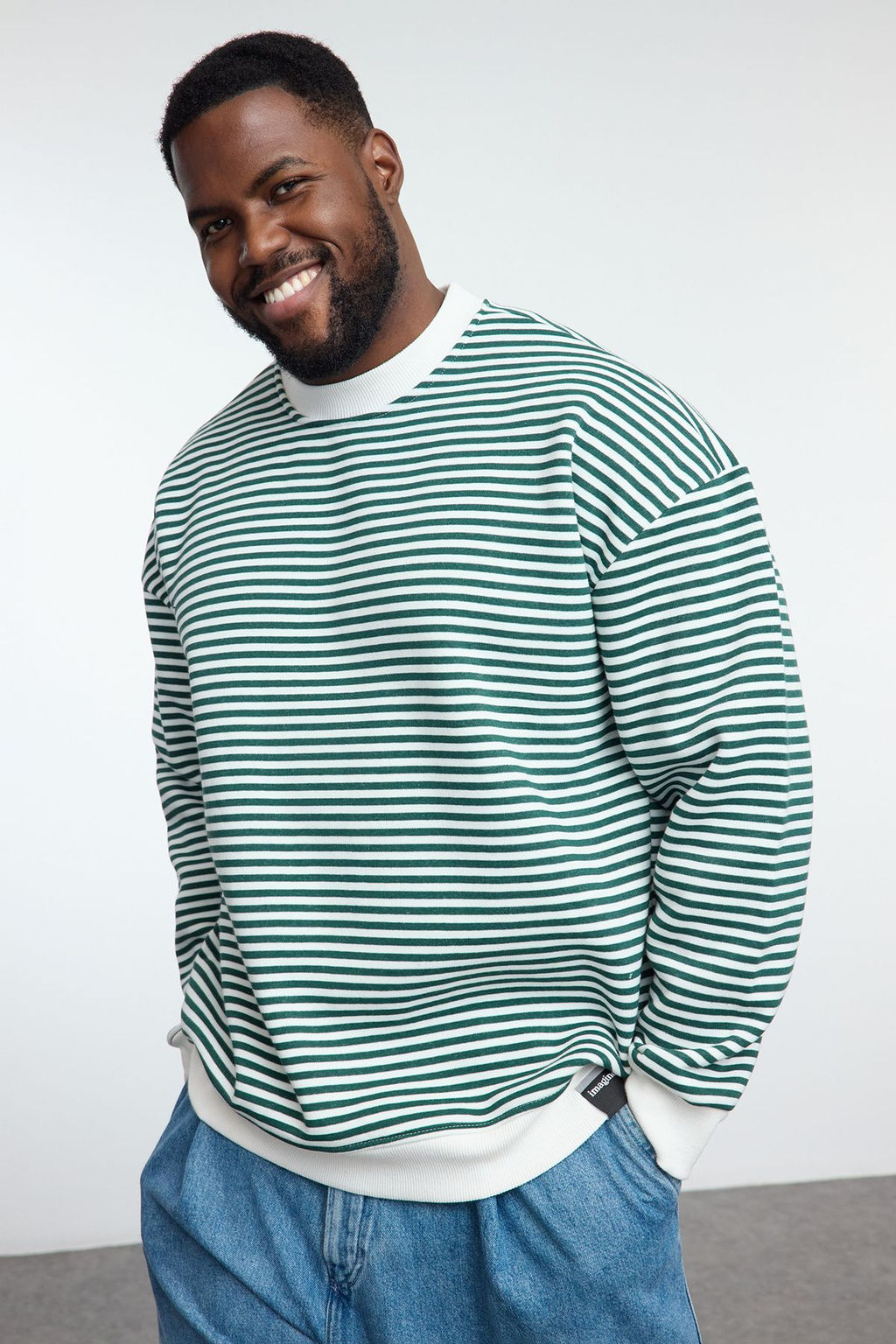 TRENDYOL MAN Buyuk Beden Siyah Oversize/Genis Kesim Cizgili Ici Polarl? Sweatshirt TMNAW25AO00017