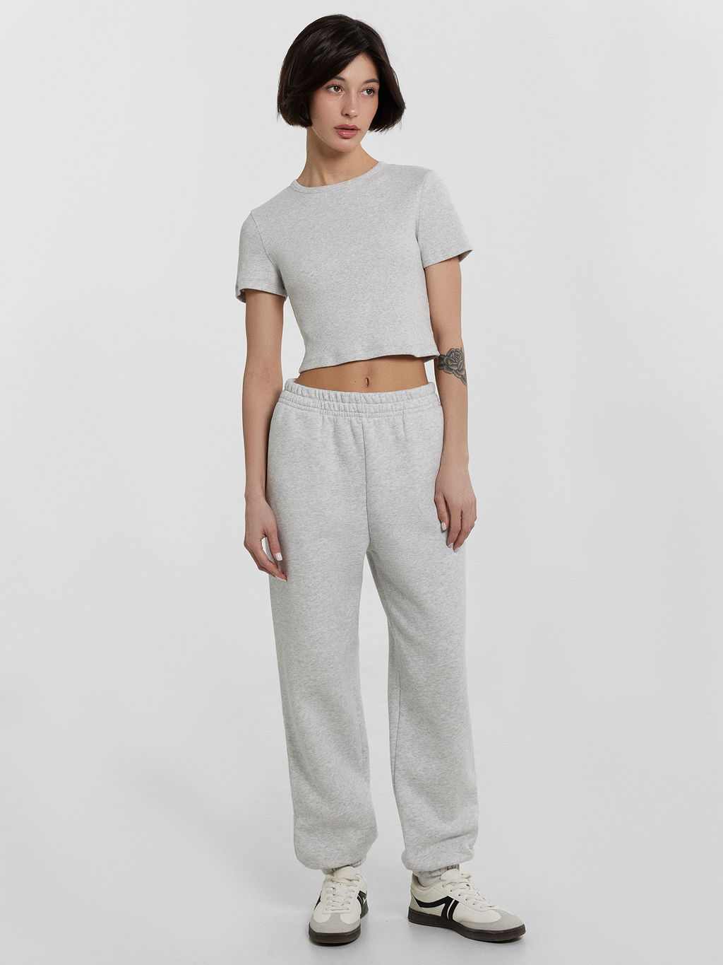 Футболка женская серая укороченная