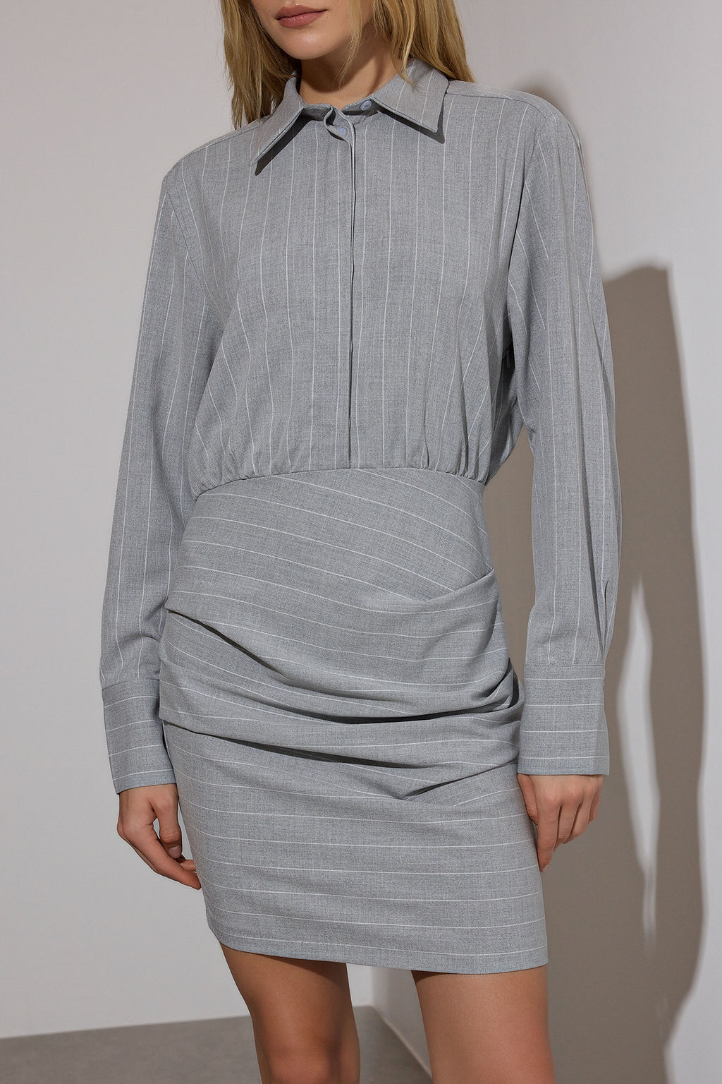 Limited Edition Gri Cizgili Poliviskon Drape Detayl? Vucuda Oturan Mini Dokuma Elbise TWOAW26EL00126 - Trendyolmilla фото 3