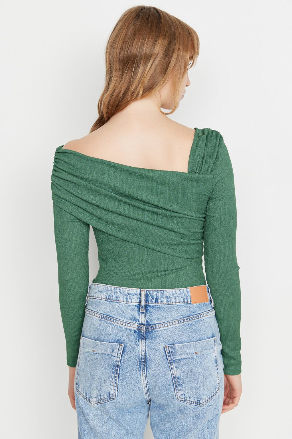 TRENDYOLMILLA Zumrut Yesili Asimetrik Yaka Drapeli Fitted/Vucuda Oturan Burumcuk C?tc?tl? Orme Body TWOAW23BD00043 фото 5