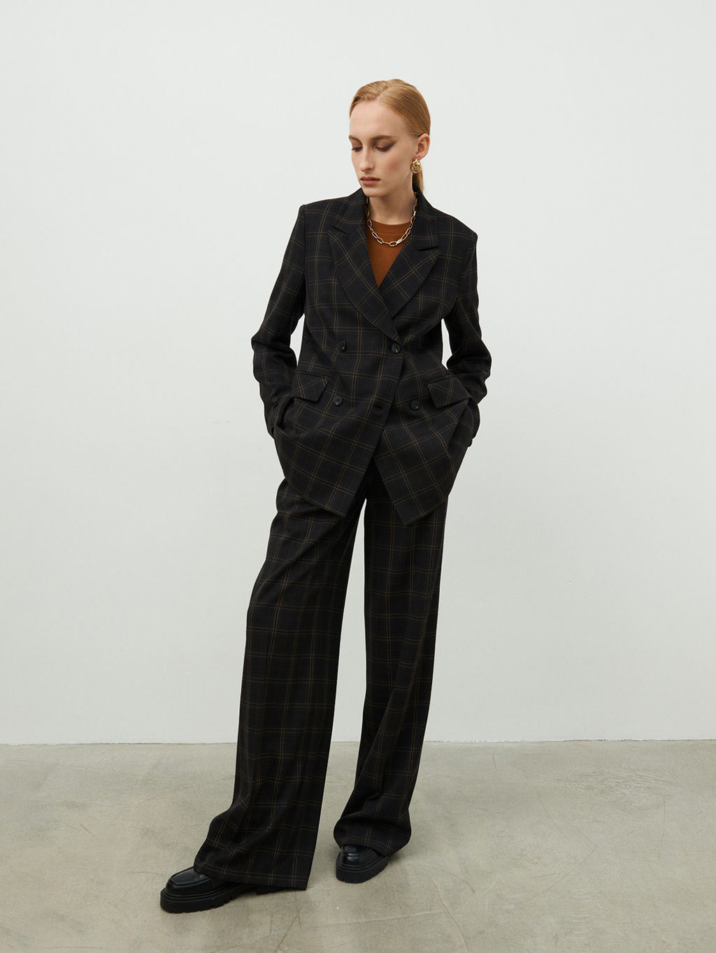 Темно-коричневые брюки в клетку