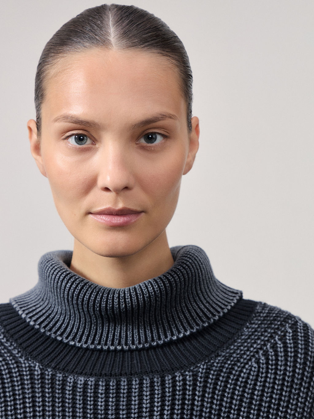 Свитер оверсайз с эффектом garment dye / Zarina  фото 6