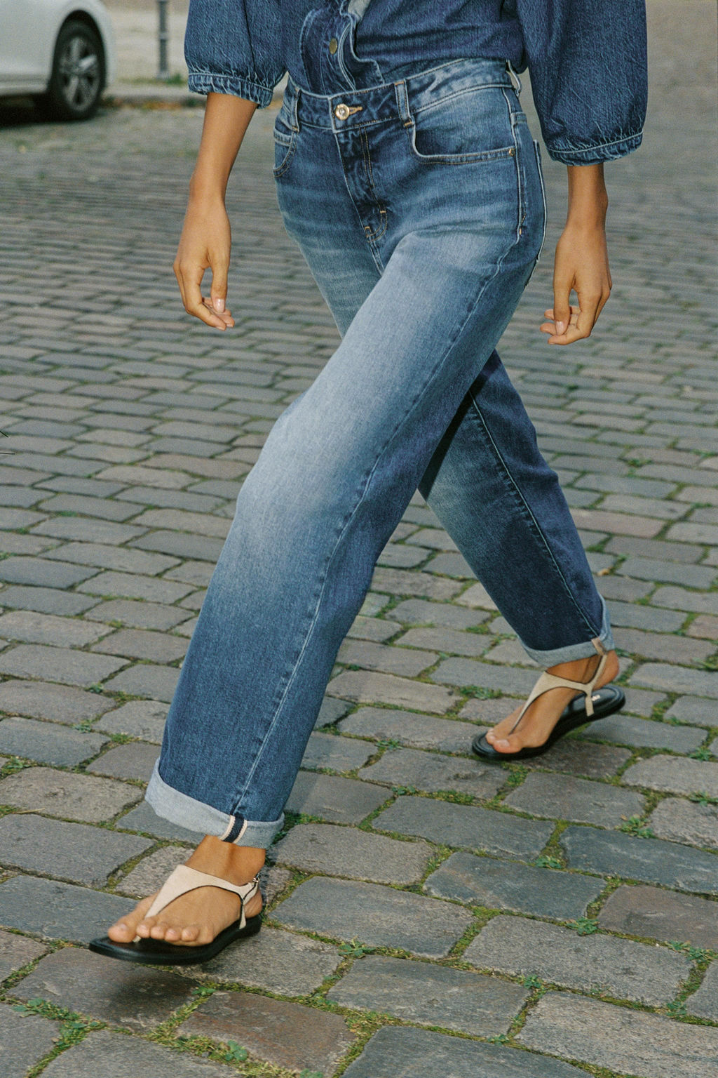 Z.07 RELAXED FIT HIGH-WAIST JEANS WITH TURN-UP HEM