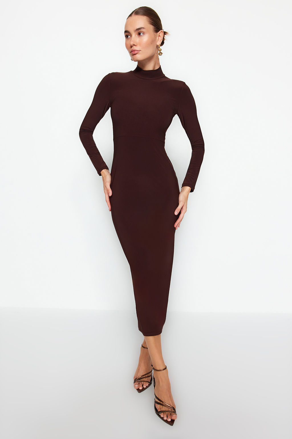 TRENDYOLMILLA Kahverengi Dik Yaka Fitted/Vucuda Oturan Maxi Esnek Orme Kalem Elbise TWOAW24EL00614  фото 3
