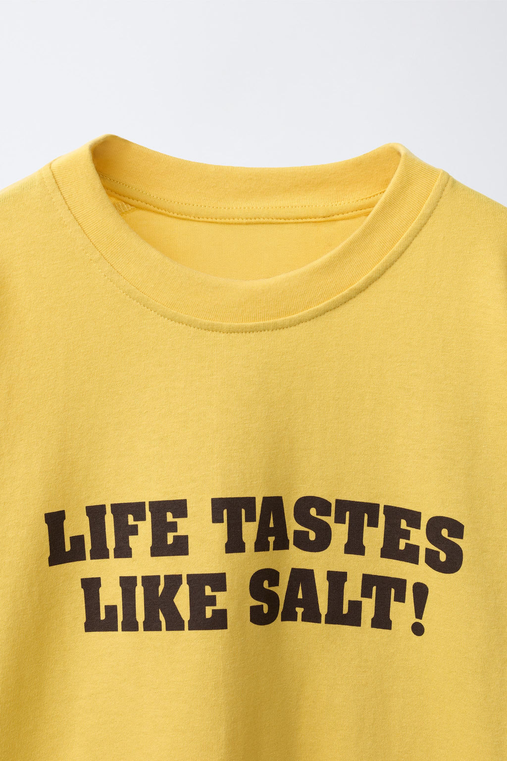 CAMISETA TEXTO PUKAS SURF / Amarillo