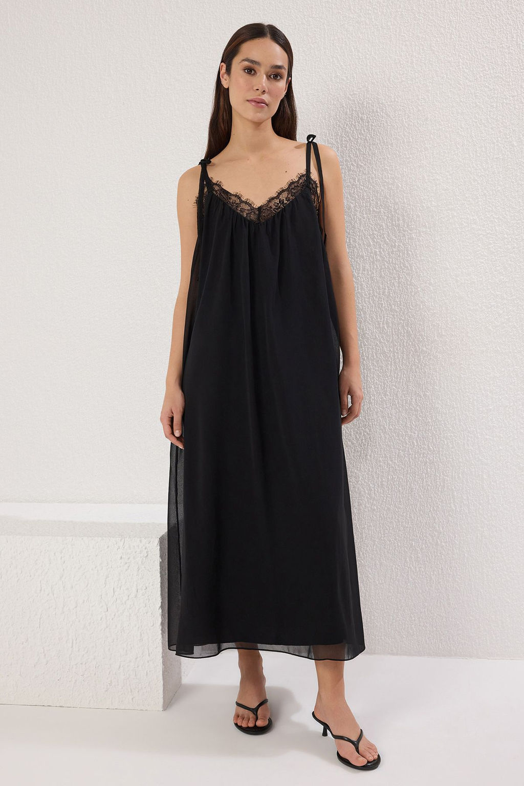 TRENDYOLMILLA Siyah Duz Kesim Dantel Detayl? Maxi Dokuma Elbise TWOSS25EL00560