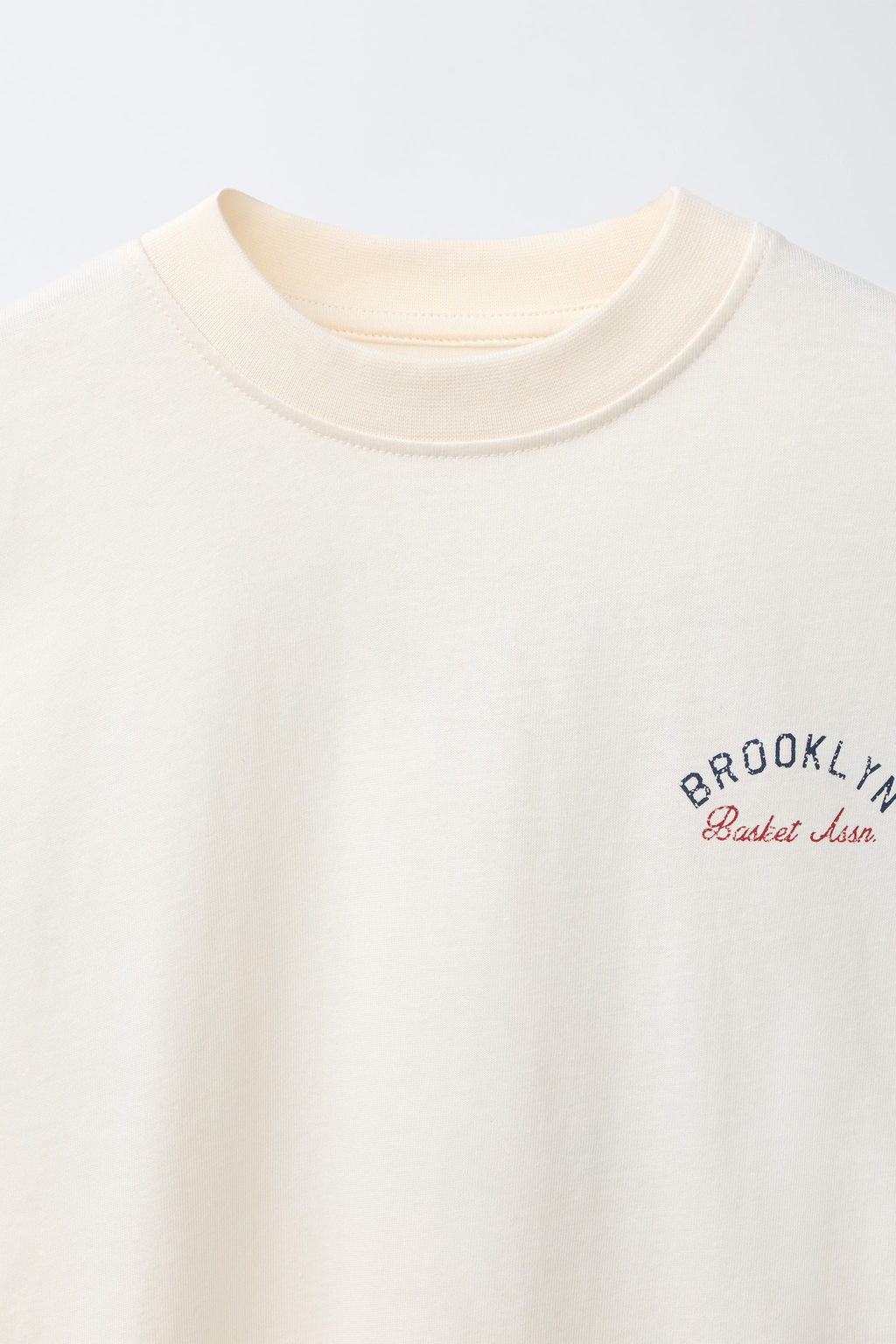 CAMISETA JOGGING ESTAMPADO BROOKLYN / Crudo