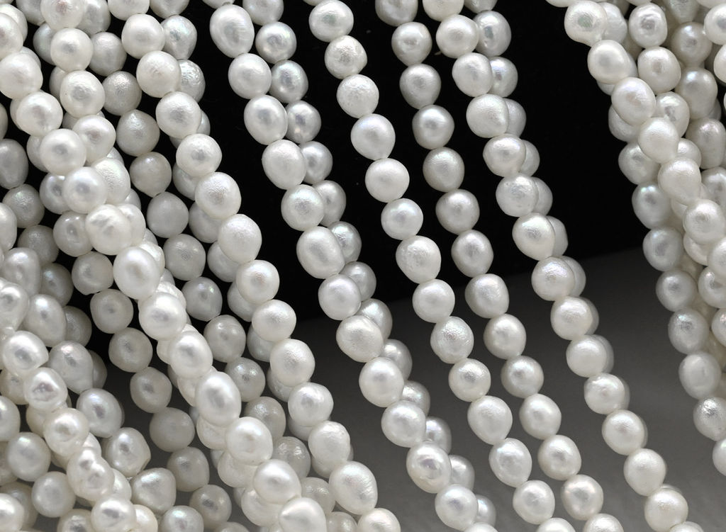 Бусины из жемчуга шарик 4мм белый, 40см, 98 бусин Радуга камня